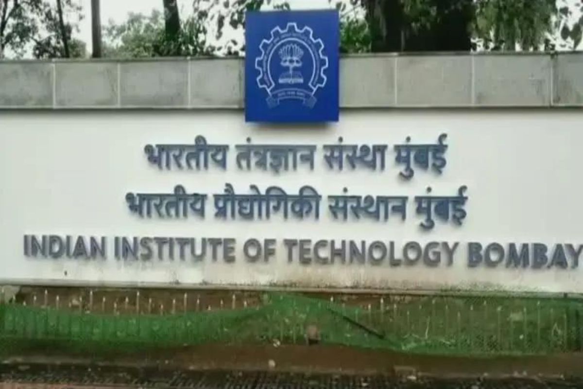 चंदीगडनंतर IIT मुंबईत धक्कादायक प्रकार, बाथरुममध्ये विद्यार्थिनीचा अश्लिल व्हिडिओ बनविल्याचा कर्मचाऱ्यावर आरोप