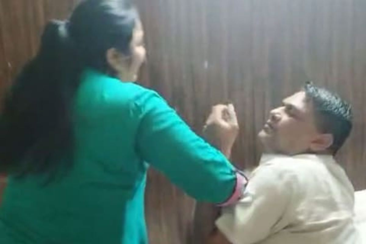 गर्लफ्रेंडसोबत रोमान्स करणाऱ्या पतीला पत्नीने रंगेहाथ पकडले, वाचा नंतर काय घडलं?