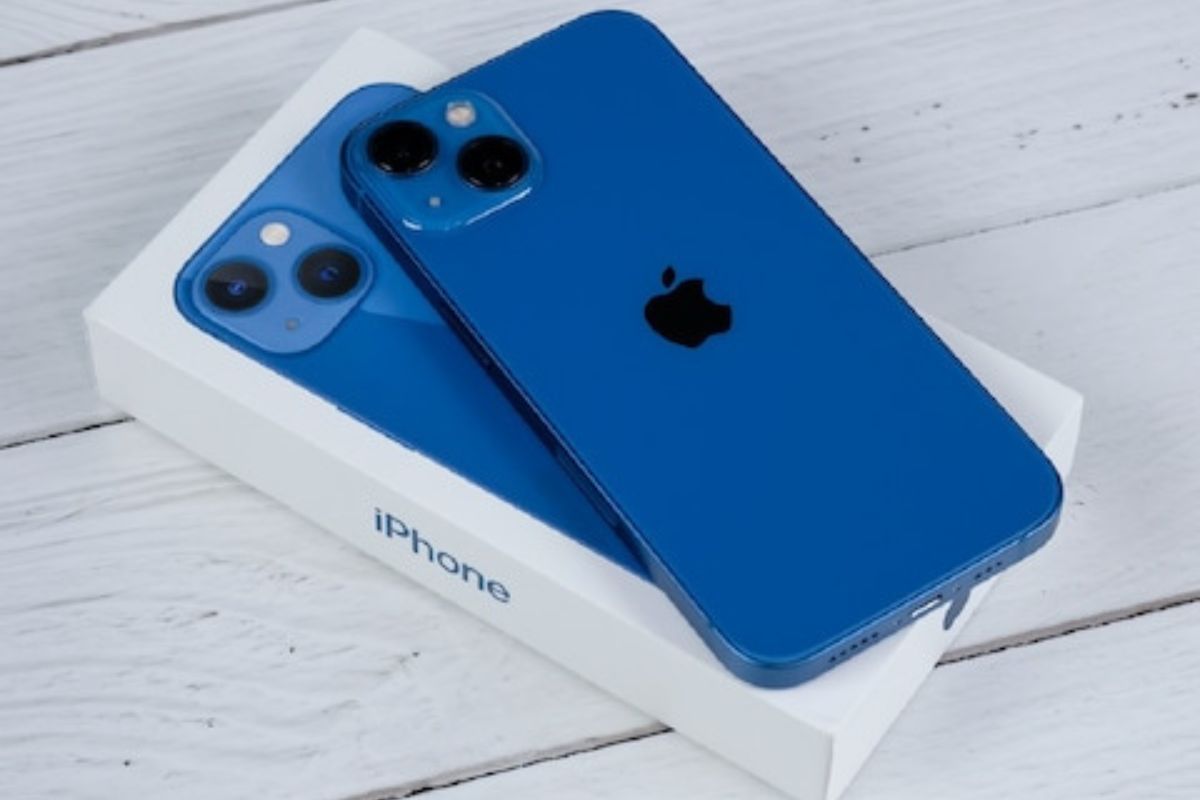 मॉडेल आपल्या फोटो-व्हिडिओसह विकणार आयफोन; खरेदी करण्यासाठी चाहत्याने लावली साडेआठ लाखांची बोली
