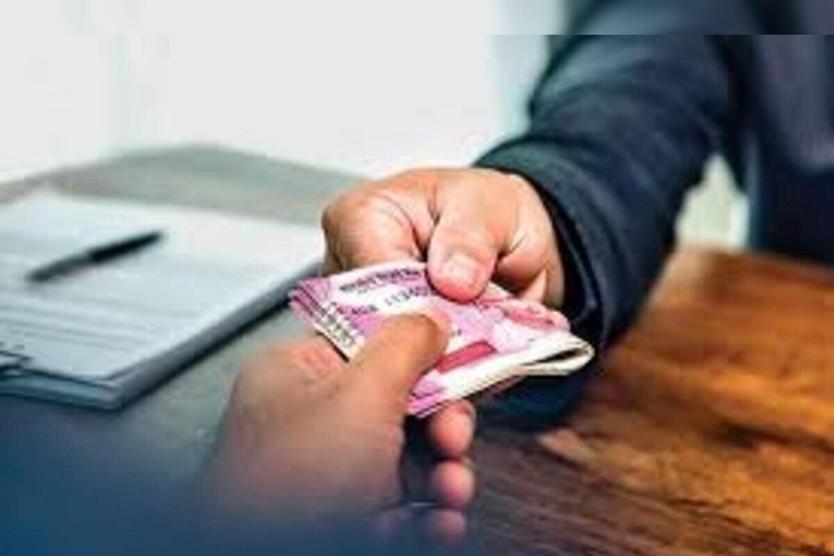 मुख्याध्यापकाकडे मागितली लाच, ग्रामपंचायत सदस्यांसह उपसरपंच पतीला रंगेहाथ पकडले