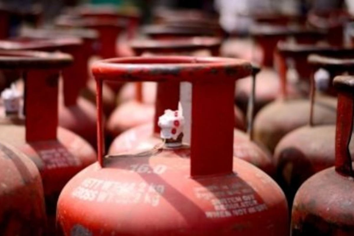 महिन्याच्या पहिल्याच दिवशी खुशखबर! LPG सिलेंडरच्या किमतीत मोठी घट, पाहा नवे दर