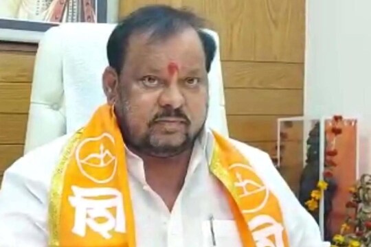 'काय दारु...काय चकणा..समदं कसं ओके'; युवासेनेचा शहाजीबापूंना टोला, दिली मातोश्रीवर नोकरीची ऑफर