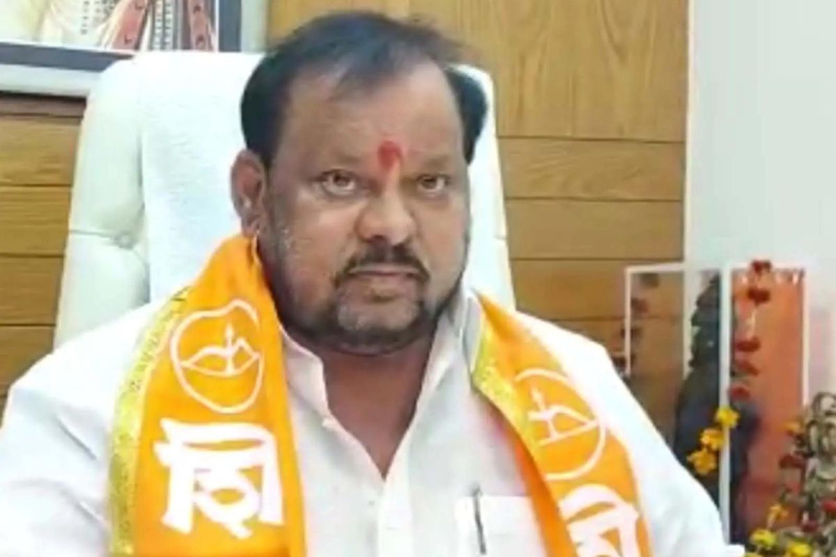 'काय दारु...काय चकणा..समदं कसं ओके'; युवासेनेचा शहाजीबापूंना टोला, दिली मातोश्रीवर नोकरीची ऑफर