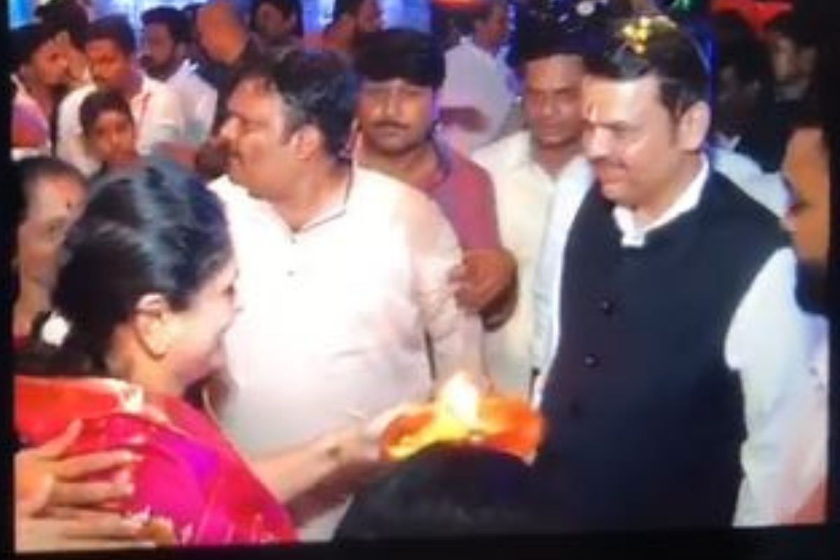 देवेंद्र फडणवीसांच्या उपस्थितच पुण्यात नियम धाब्यावर; पोलीसही म्हणाले 'नो कमेंट्स'