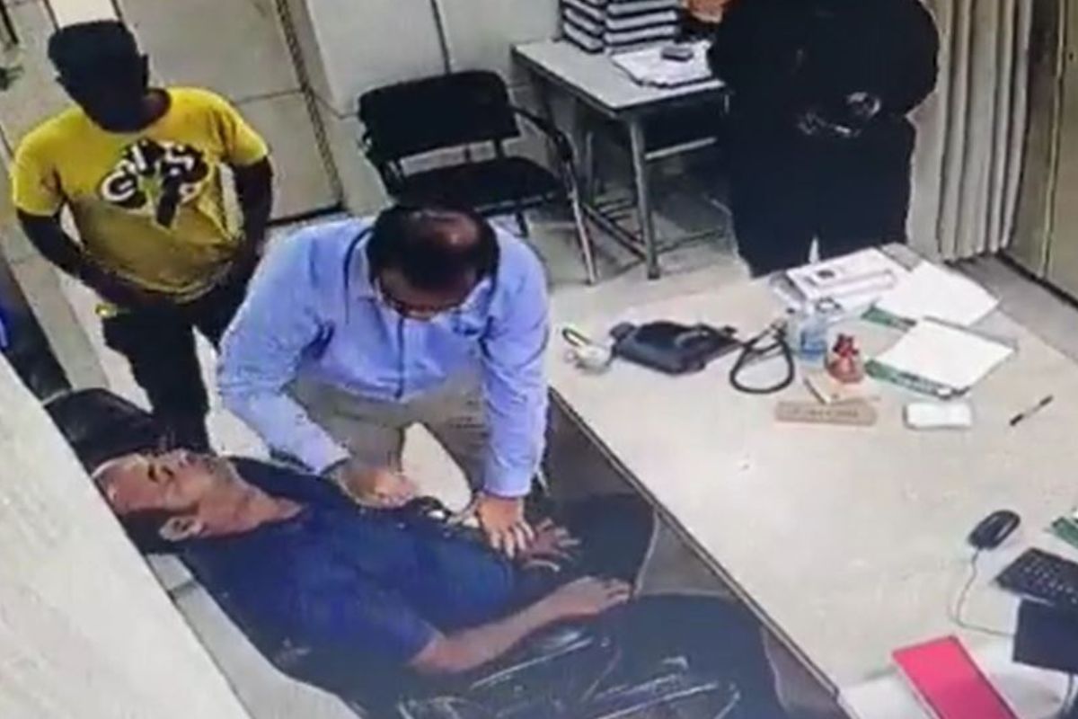 डॉक्टरांसोबत बोलतानाच अचानक आला हृदयविकाराचा झटका, पुढे जे घडलं ते आश्चर्यकारक, कोल्हापुरातील Video