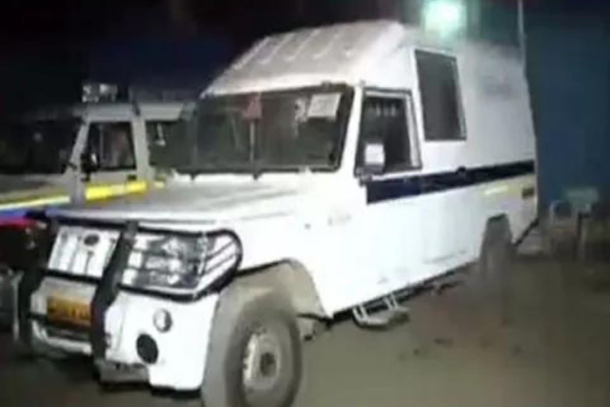 ATM मध्ये पैसे भरण्यासाठी आलेली गाडी; कर्मचारी उतरताच कॅश व्हॅन घेऊन चालक फरार, मुंबईतील घटना