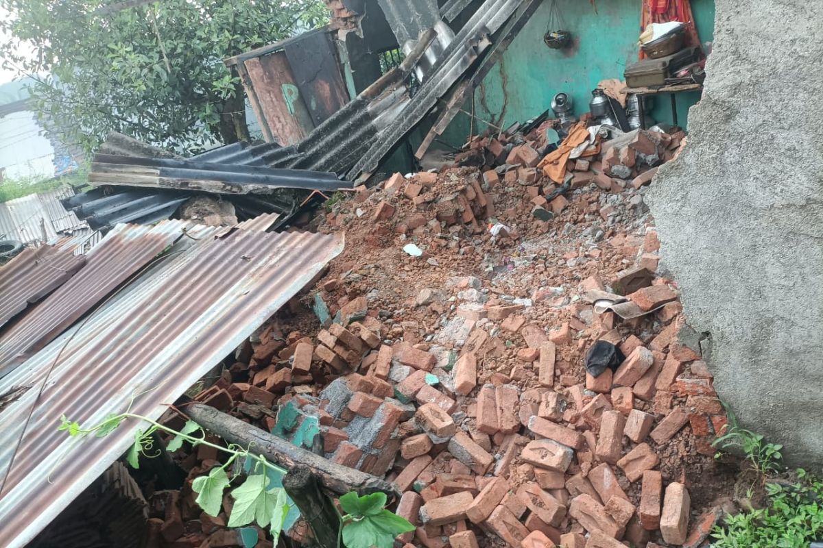 साखर झोपेत काळाचा घाला; नाशकात मुसळधार पावसाने घेतला घरात झोपलेल्या पती-पत्नीचा जीव