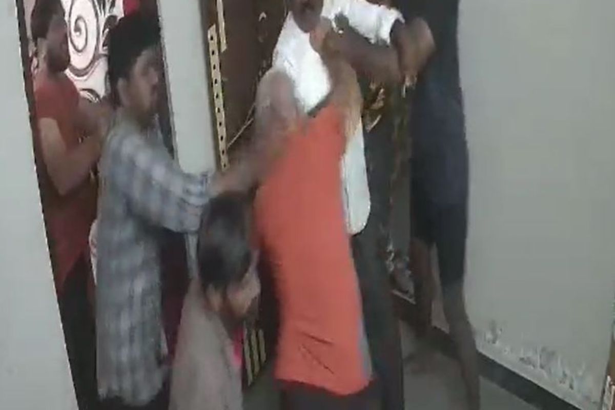 लवकर दरवाजा न उघडल्याने डॉक्टरसोबत केलं भयंकर कृत्य; बारामतीतील संतापजनक घटनेचा VIDEO