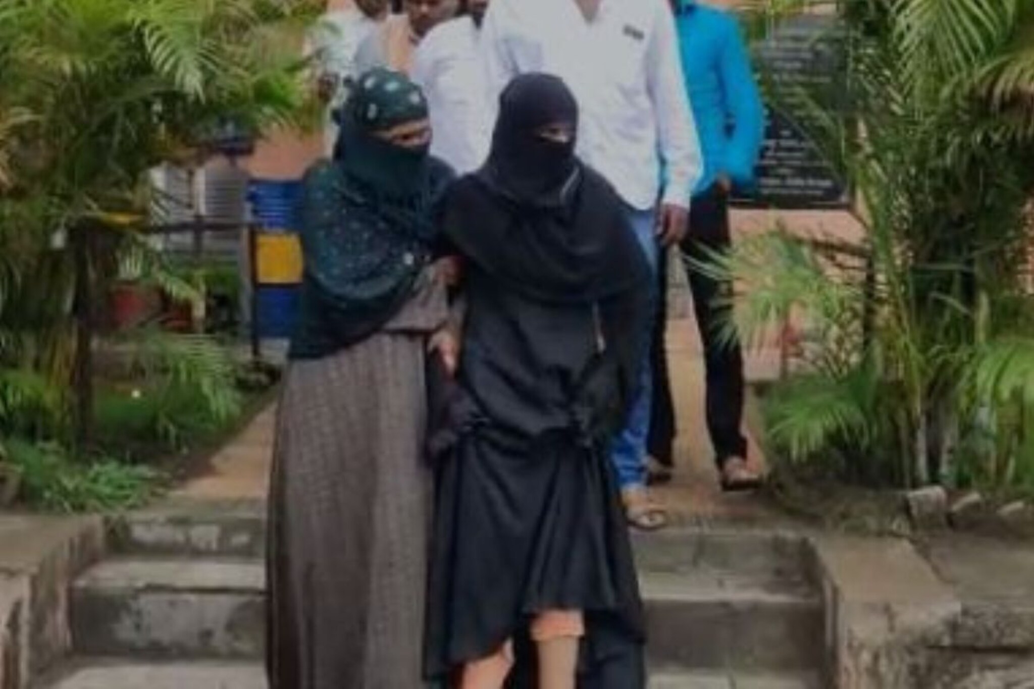 पैशासाठी जीवावर उठले सासरचे लोक; 19 वर्षीय विवाहितेला जिवंत जाळायला निघाले पण..