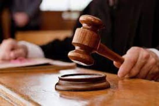 अल्पवयीन मुलीचे नग्न फोटो काढल्याप्रकरणी होता अटकेत; प्रेमाचा उल्लेख करत कोर्टाने दिला जामीन