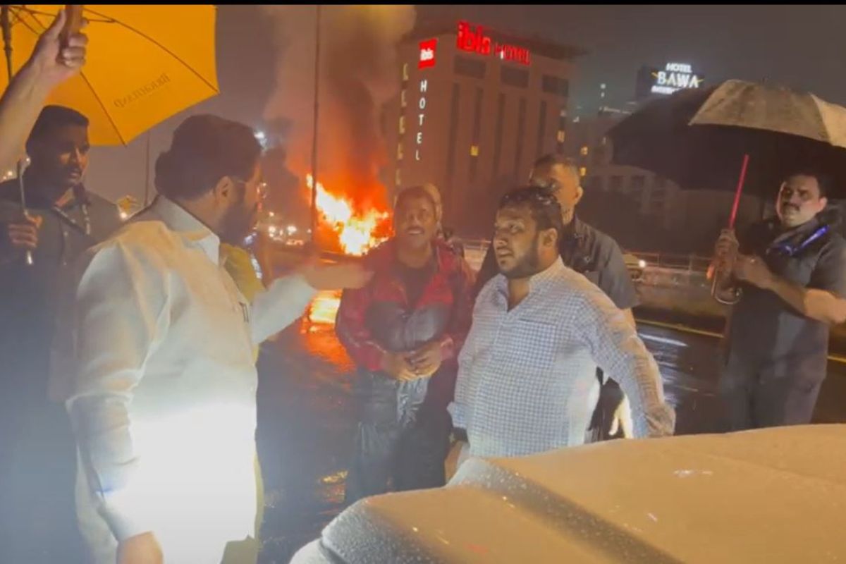 महामार्गावर तरुणाच्या दुचाकीने घेतला पेट; दृश्य पाहून मुख्यमंत्री भरपावसात गाडीतून उतरले अन्..., VIDEO