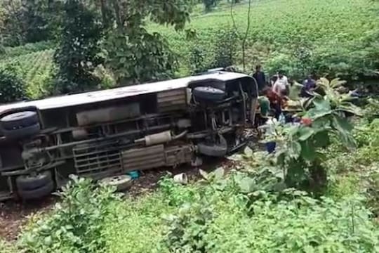 मोठी दुर्घटना! नागपूरच्या 30 महिलांना देवदर्शनासाठी घेऊन निघालेल्या बसचा भीषण अपघात