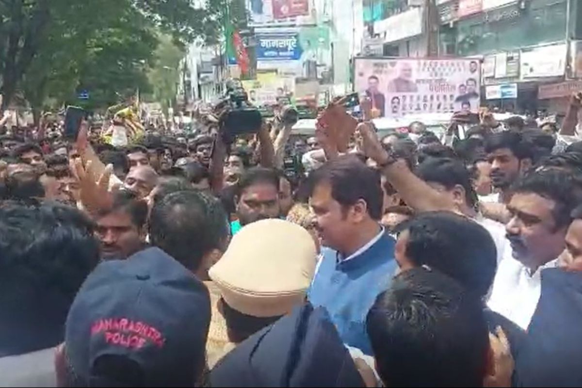 VIDEO: 'पोलीस भरती झालीच पाहिजे!' फडणवीसांसमोरच तरुणांचा गोंधळ, पोलिसांकडून लाठीचार्ज