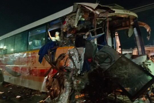 पुण्याजवळ शिवशाही बसचा मध्यरात्री भीषण अपघात; एकाचा मृत्यू तर 6 गंभीर