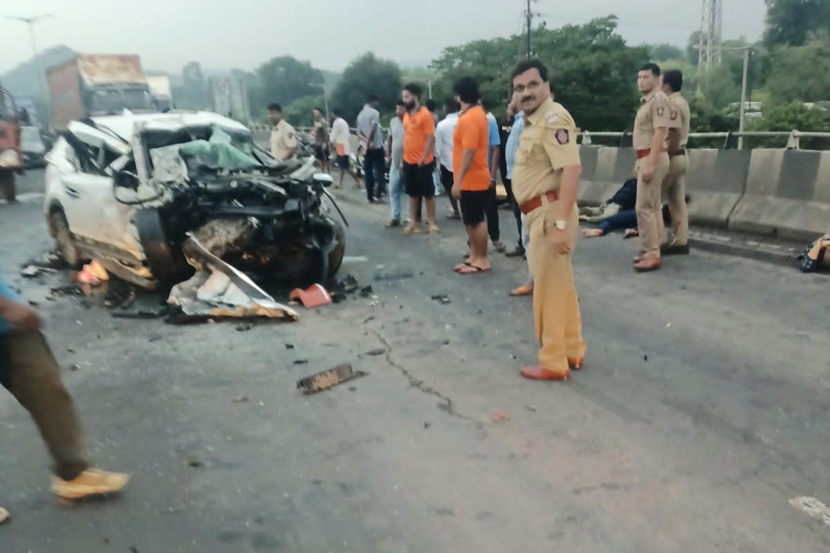 या घटनेत चारचाकीचा अक्षरशः चक्काचूर झाला असून तिघांचा मृत्यू झाला आहे
