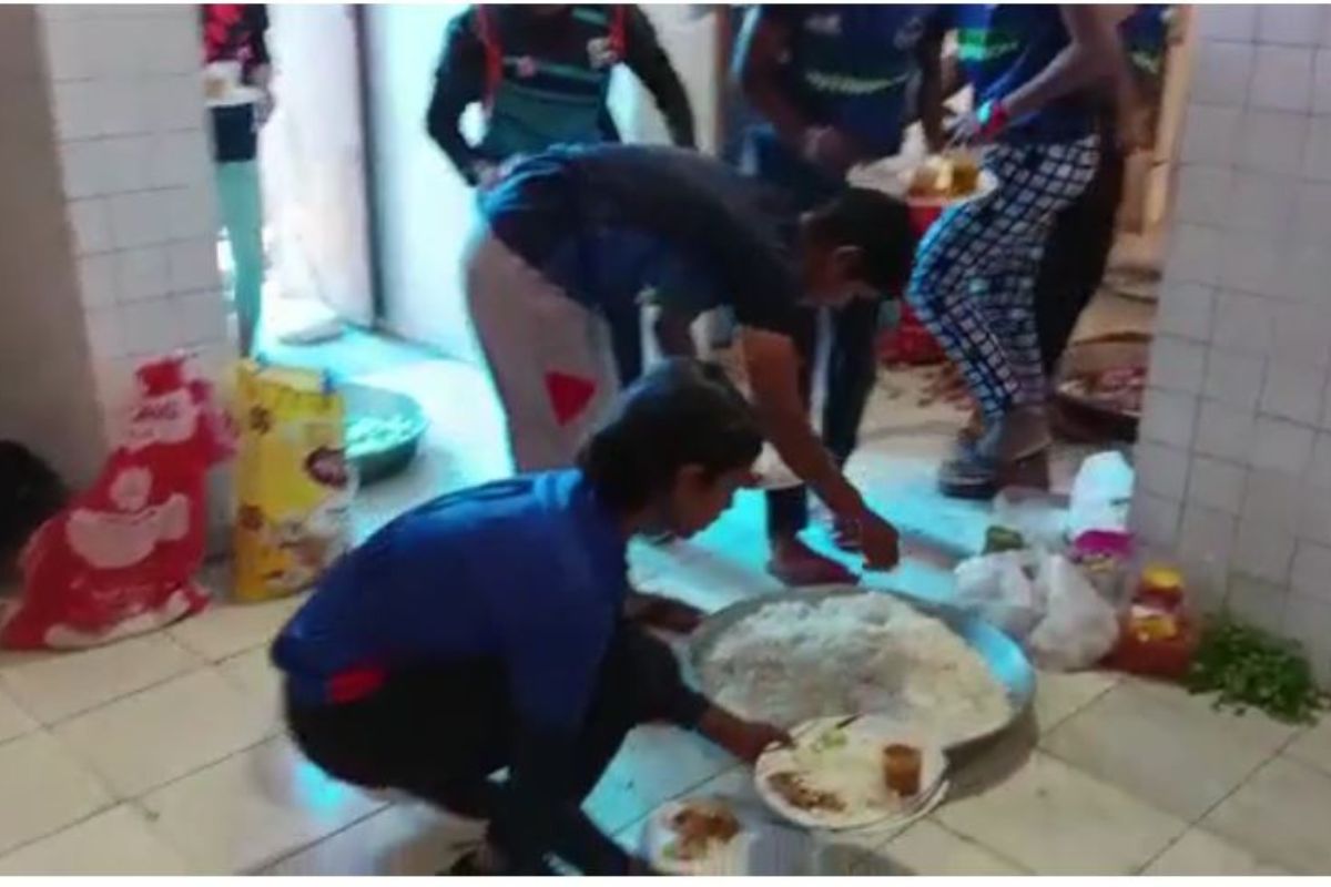 Shocking! शौचालयातील फरशीवर ठेवलेलं कबड्डीपटूंसाठीचं जेवण; Viral Video मुळे खळबळ