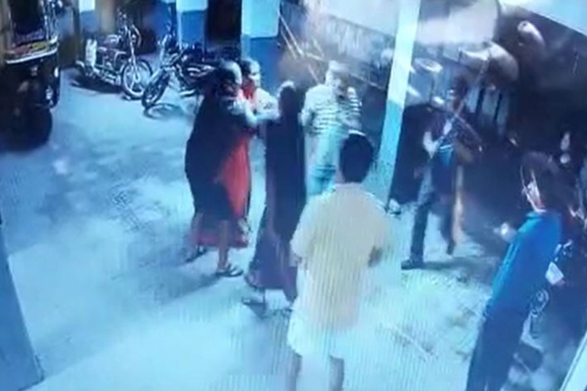 पुण्यात 2 इमारतींच्या रहिवाशांमध्ये तुफान हाणामारी; महिलाही जखमी, घटनेचा Shocking Video