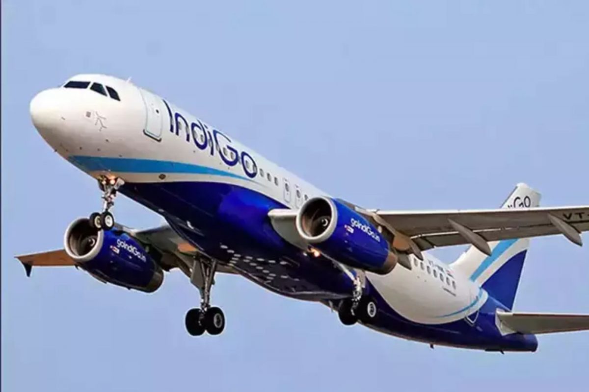 नेमकं चाललंय काय? आता इंडिगोच्या विमानात तिघांकडून एअर होस्टेसचा विनयभंग, कॅप्टनलाही मारहाण