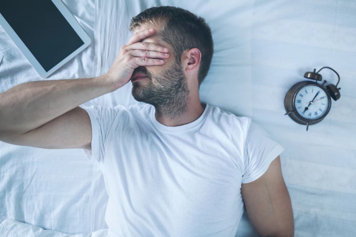 Sleep Importance : तुमचीही झोप वारंवार मोडते? कोलेस्टेरॉलच्या वाढीला ठरू शकते कारणीभूत, वेळीच घ्या काळजी