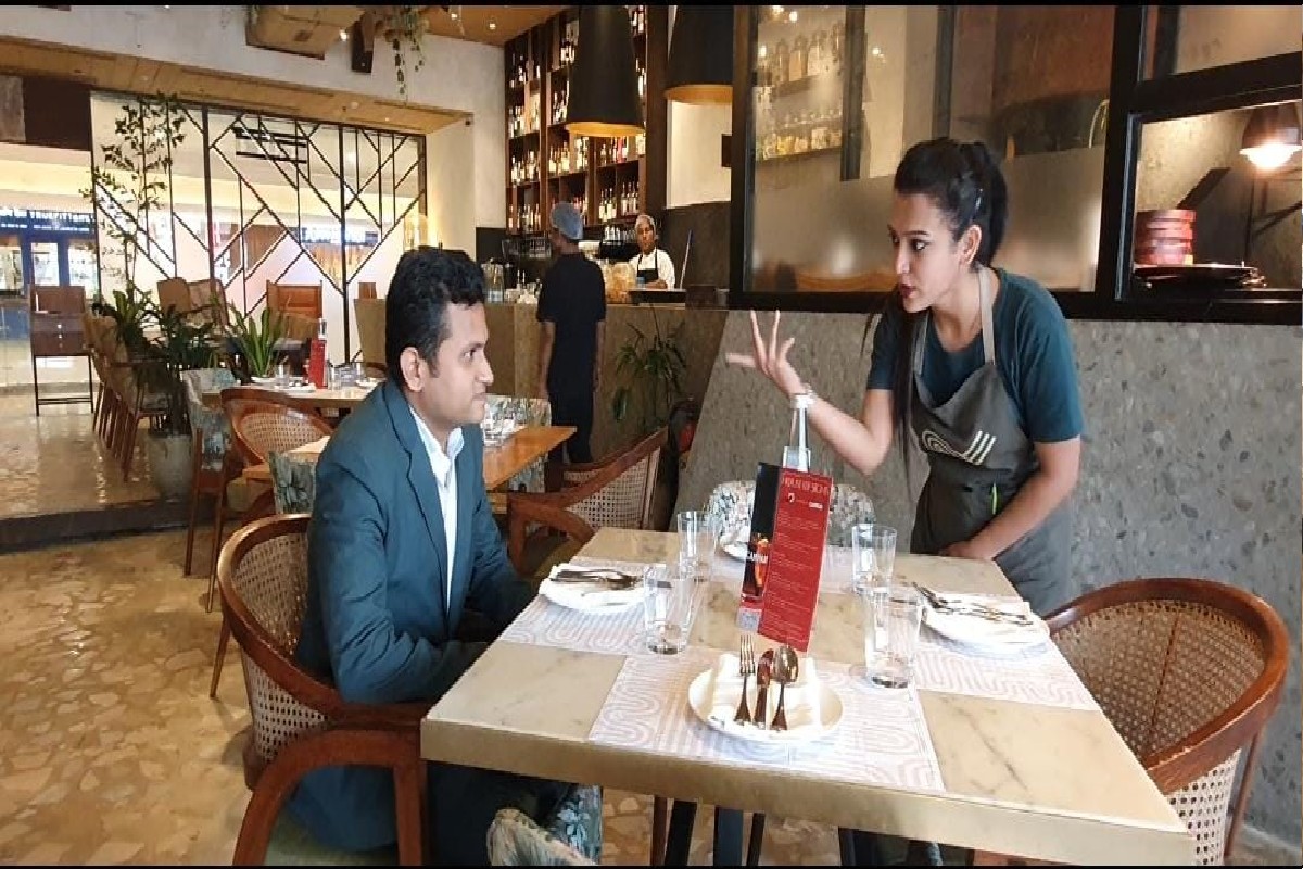 मुंबईतील या हॉटेलमध्ये सर्व गोष्टी इशाऱ्यावर चालतात.