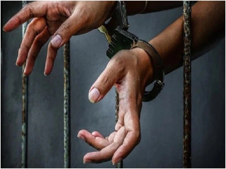 Jalgaon Crime : मुले पळवणारी म्हणून एका तृथीयपंथीला अमानूष मारहाण video व्हायरल