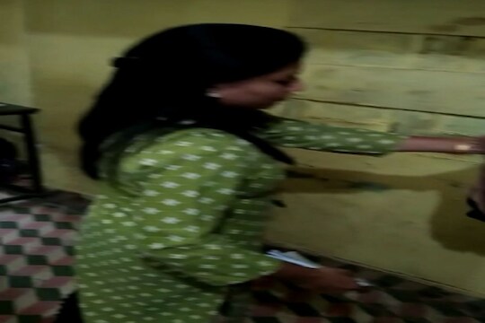 जळगावमध्ये शिक्षिकेकडून नऊ वर्षाच्या चिमुकल्याला अमानुष मारहाण