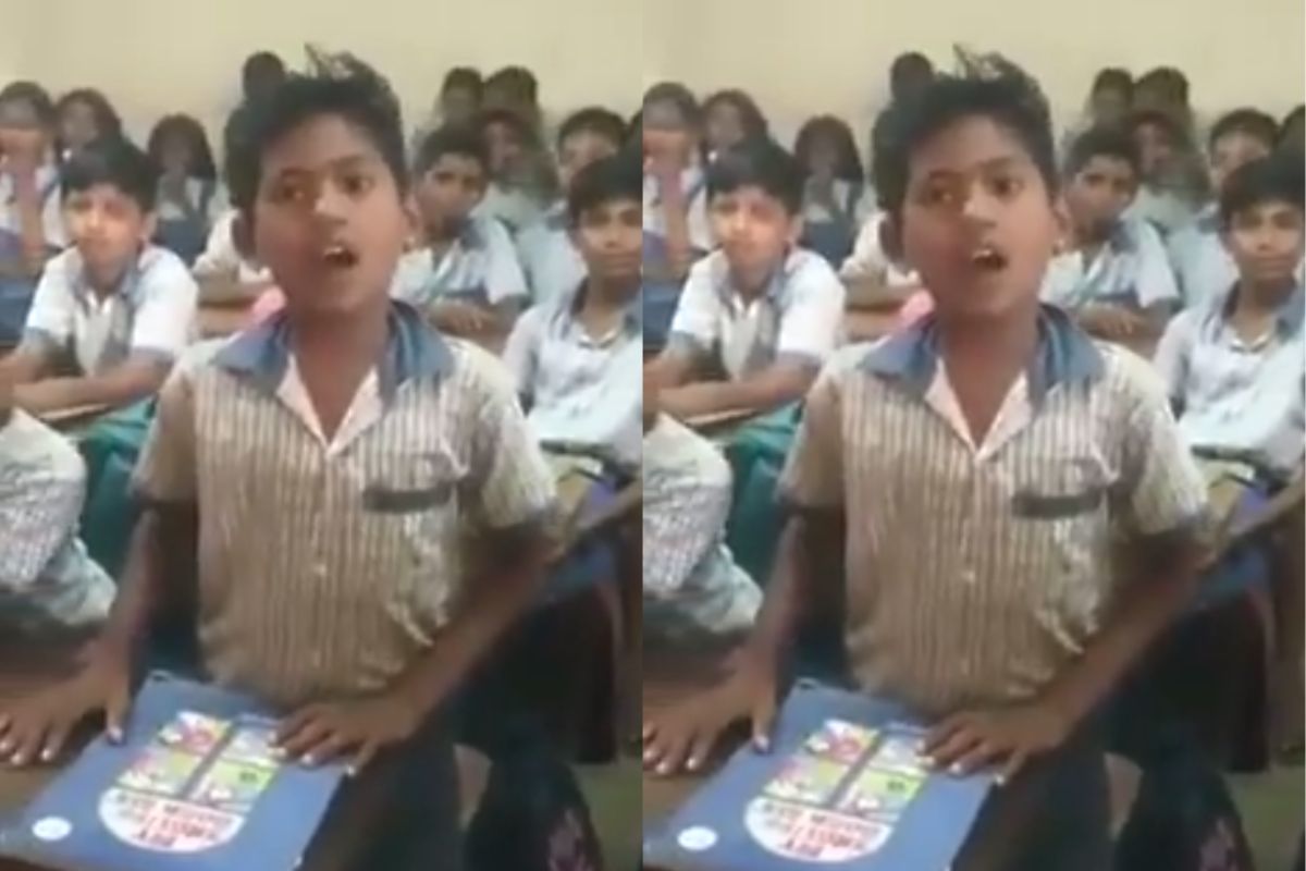 जयेश खरे, वर्गात गाणं गाताना