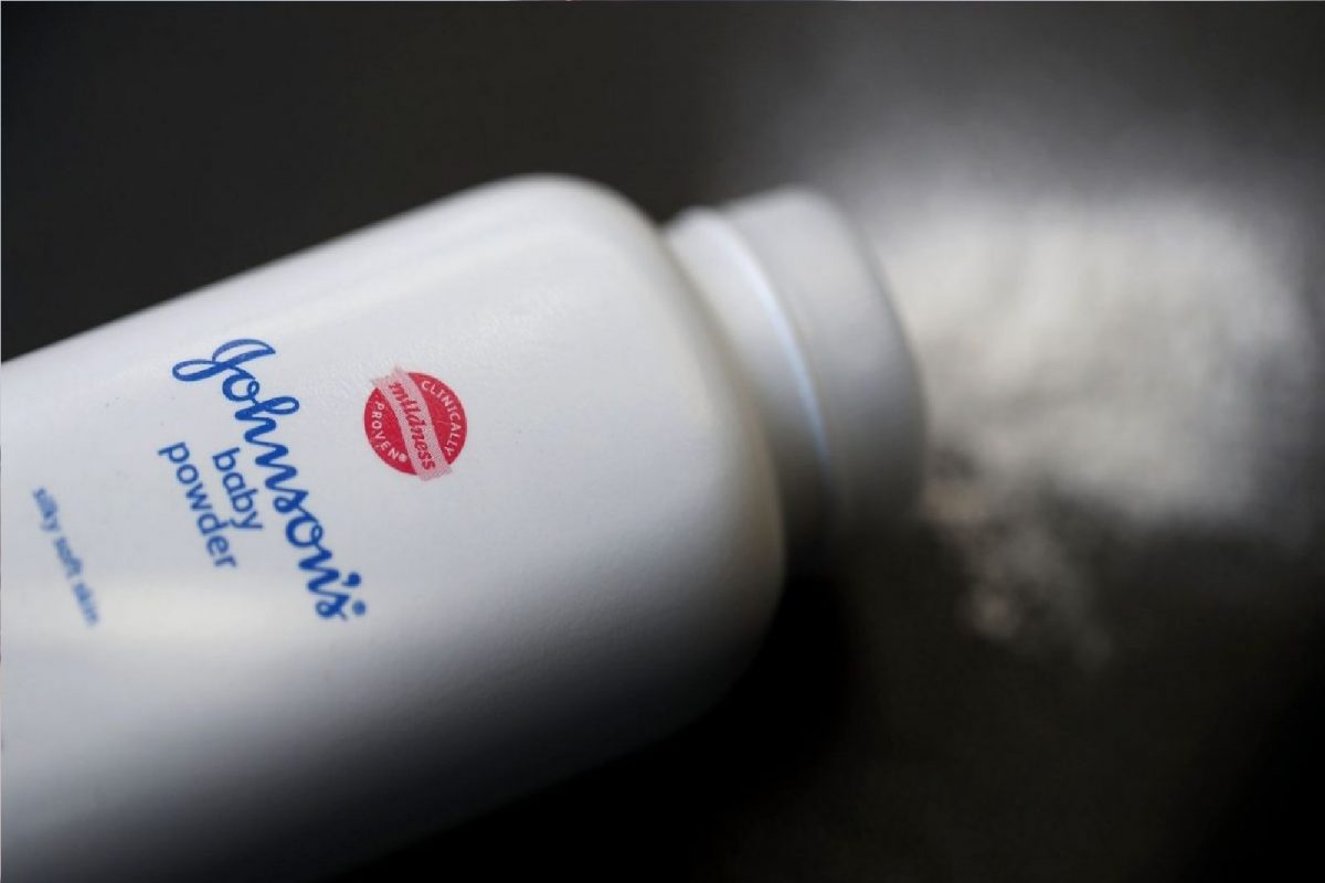 आता महाराष्ट्रातही बॅन; Johnson and johnson baby powder मध्ये असं सापडलं तरी काय?