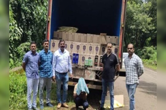 Kolhapur Police : कोल्हापुरात ग्रामपंचायत निवडणुकांच्या पार्श्वभूमीवर दारूचा सुळसुळाट लाखाेंची दारू पकडली