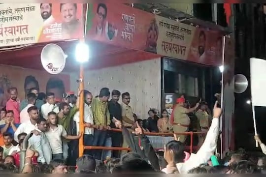 Kolhapur Shiv Sena : कोण आला रे कोण आला शिवसेनेचा वाघ आला, ‘या’ बंडखोर माजी आमदारांच्या स्वागत कमानीजवळ आल्यावर लावले गाणे, मग पुढे…