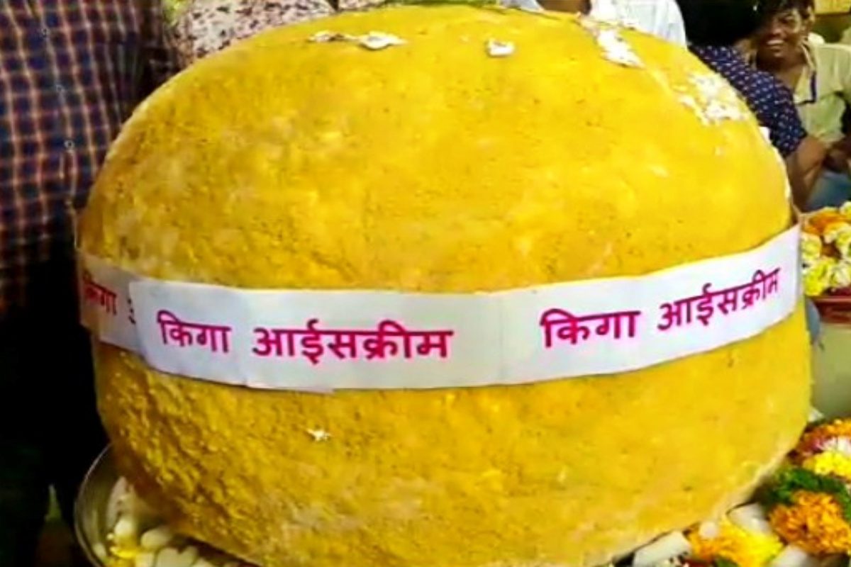 तब्बल 130 किलो आईस्क्रीमचा लाडू दगडूशेठच्या चरणी अर्पण, पाहा VIDEO