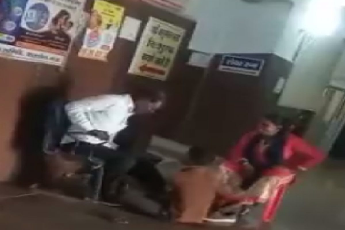 रुग्णालयातील कर्मचाऱ्याने अल्पवयीन मुलाला करायला लावलं धक्कादायक काम.