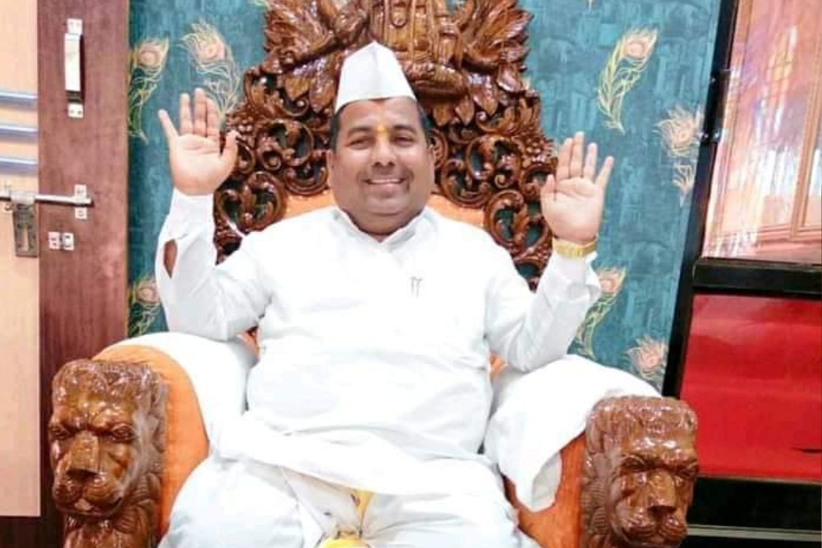 दैवी चमत्कारामुळे राज्यभर प्रसिद्ध असणारे कळंब तालुक्यातील मलकापूर येथील एकनाथ लोमटे महाराजाविरोधात गुन्हा दाखल झाला होता.