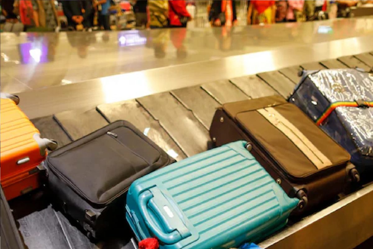 एअरपोर्टवर महिलेसोबत भयंकर दुर्घटना. (प्रतीकात्मक फोटो सौजन्य - Canva)