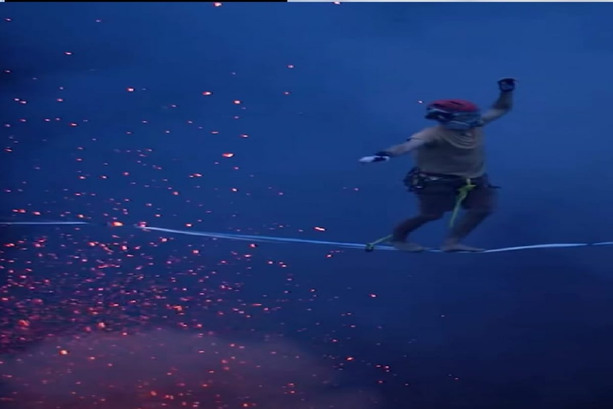 VIDEO - World Record साठी धगधगत्या ज्वालामुखीवरून चालले तरुण; तोल गेला अन् असा शेवट झाला की...