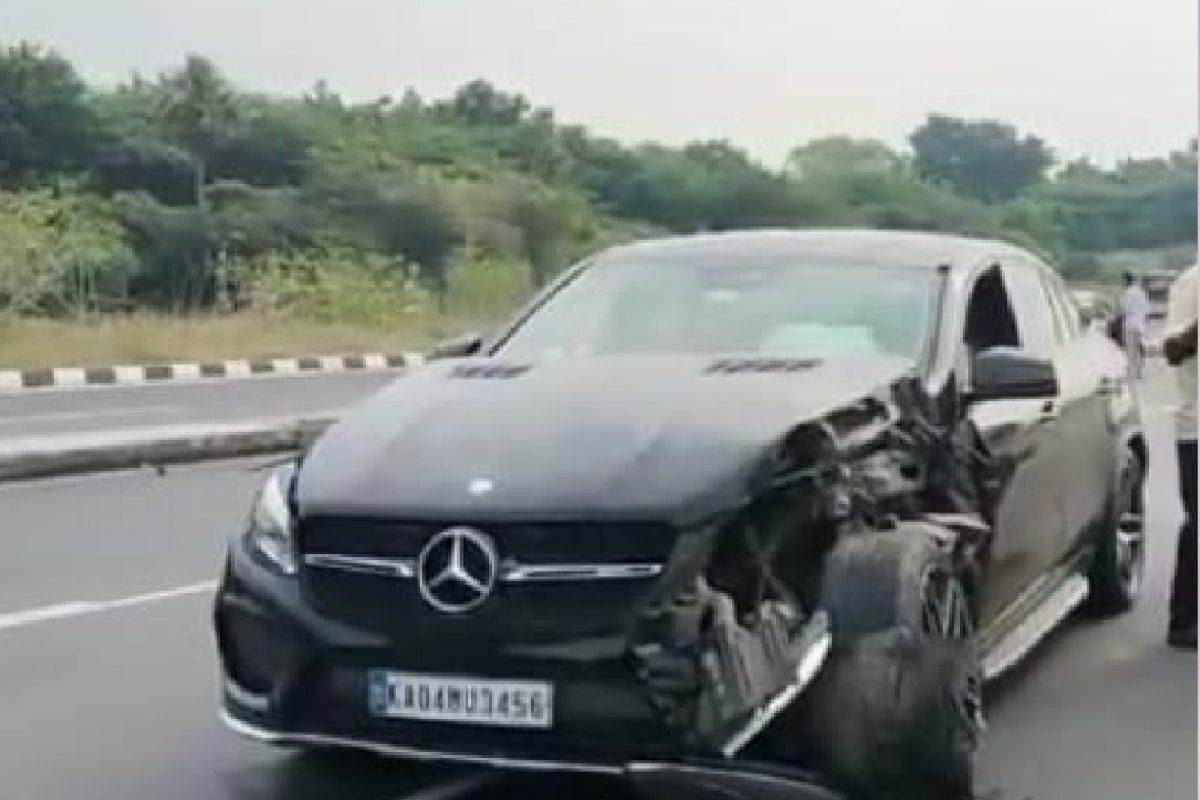 मर्सिडीज कारचा भीषण अपघात.