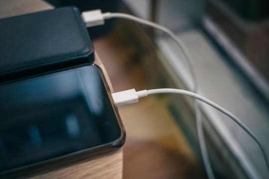 प्रवासात असताना अनोळखी ठिकाणी फोन चार्जिंगला लावू नका.
