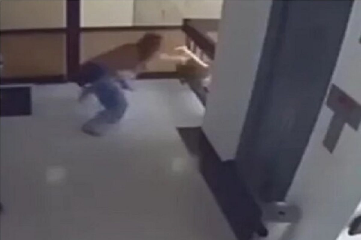 आईने चिमुकल्याला वाचवलं.