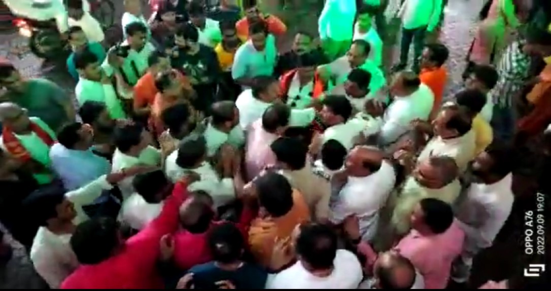 Bjp Mumbai Ganesh Festival : गणपती विसर्जनावेळी मुंबईत भाजपच्या दोन गटात जोरदार राडा, पोलीस येताच…