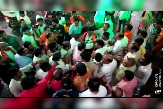 Bjp Mumbai Ganesh Festival : गणपती विसर्जनावेळी मुंबईत भाजपच्या दोन गटात जोरदार राडा, पोलीस येताच…