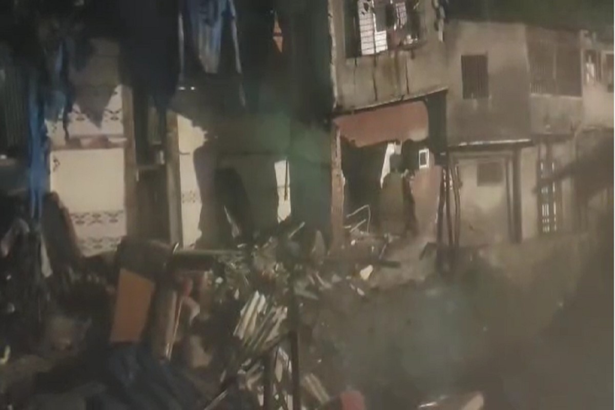 मुंबईत घरं कोसळली, घटना कॅमेऱ्यात कैद