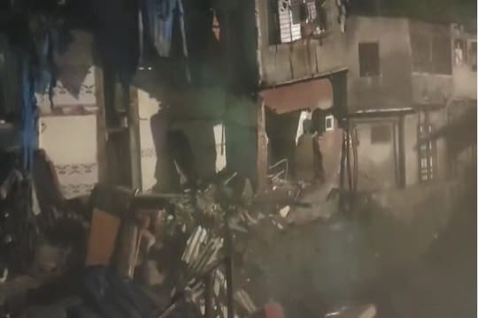 मुंबईत घरं कोसळली, घटना कॅमेऱ्यात कैद