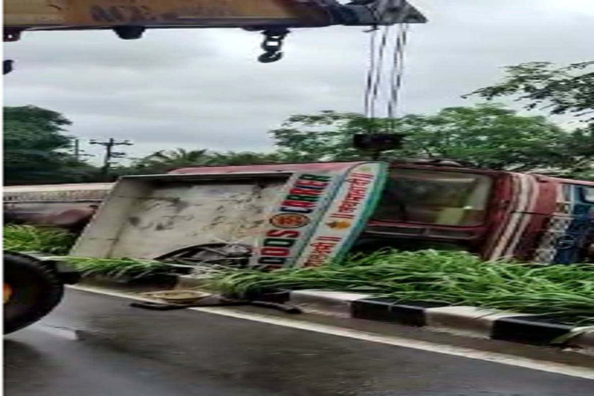 मुंबई-पुणे जुन्या महामार्गावर ट्रक उलटला