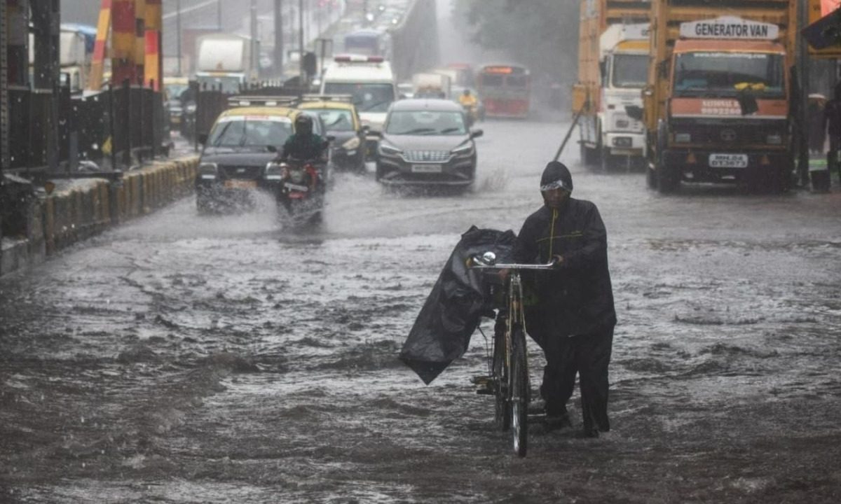 Mumbai Pune Rain Alert : मुंबई, पुण्यात पावसाने दैना, 6 तास कोसळधार, कोकणासह अन्य भागात IMD कडून इशारा