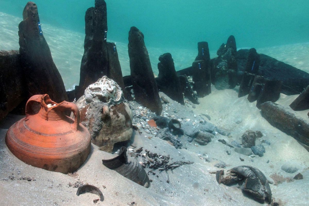 समुद्रात सापडले जहाजाचे अवशेष, तर मडक्यांमध्ये सापडल्या अशा वस्तू, आता 'या' रहस्यमयी गोष्टींची होतेय चर्चा