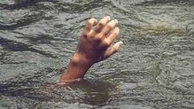 ओढ्याच्या पुरात कार वाहून गेली 5 पैकी 4 बचावले तर एकाचा मृत्यू ओढ्याच्या पुरात कार वाहून गेली 5 पैकी 4 बचावले तर एकाचा मृत्यू
