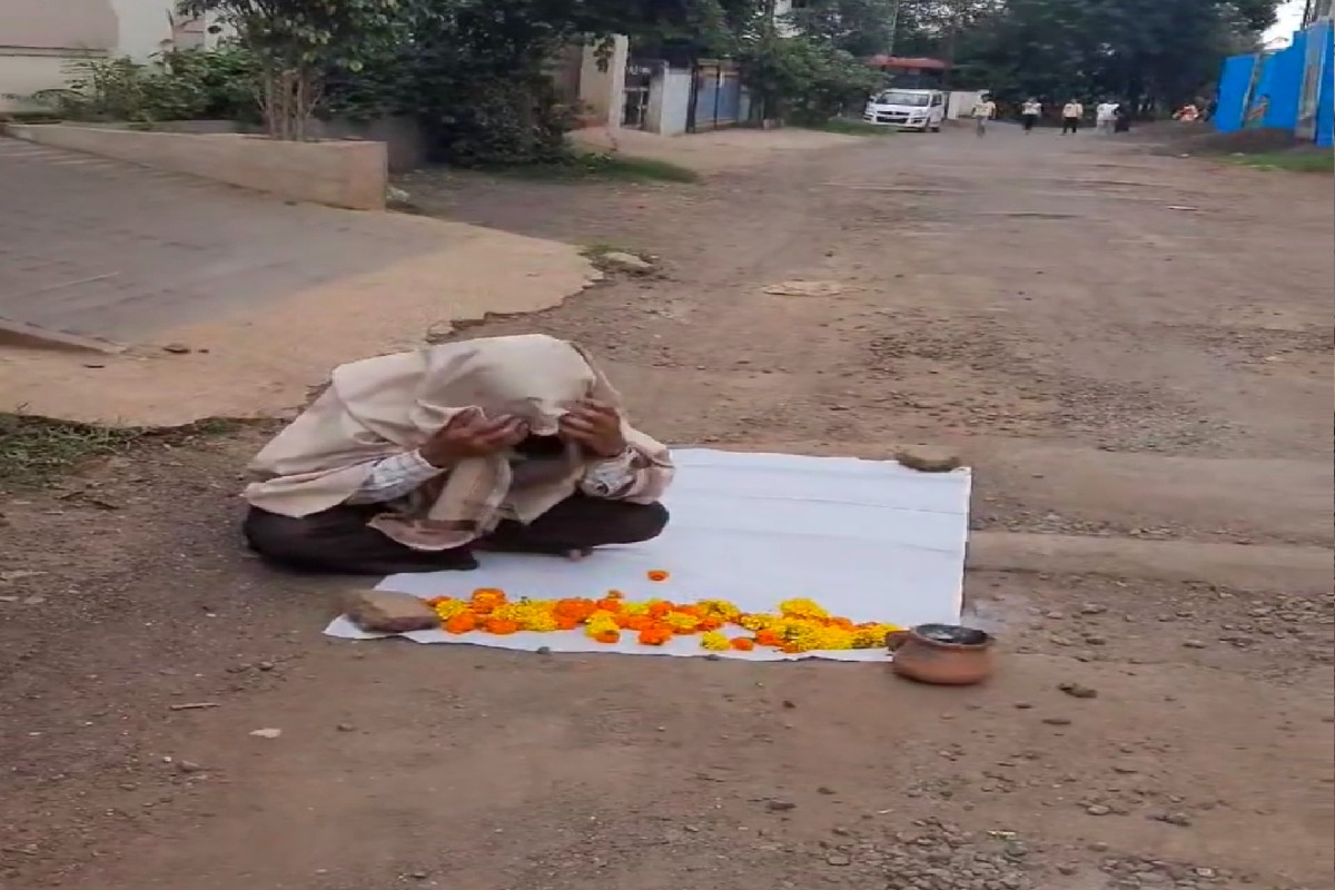 वैतागलेल्या नाशिककराने चक्क रस्त्याचं श्राद्ध घातले.
