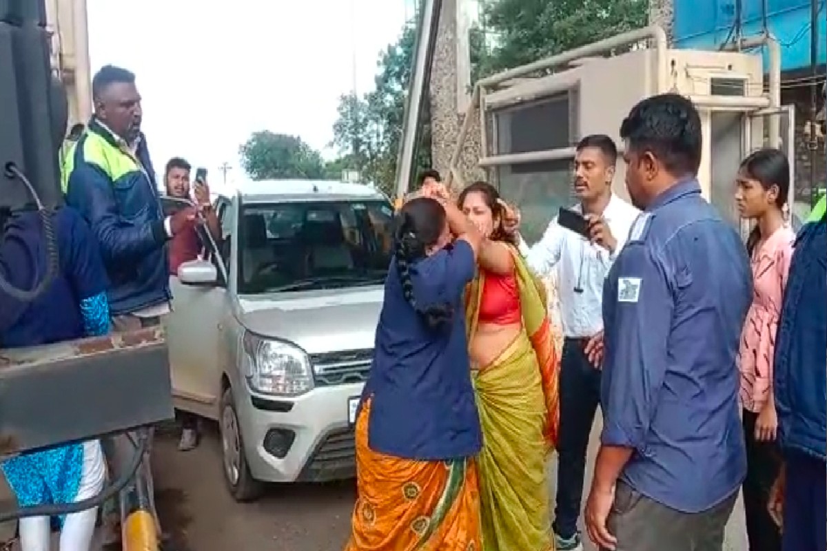 टोल भरण्याच्या वादावरून दोन महिलांमध्ये जोरदार मारामारी झाली.