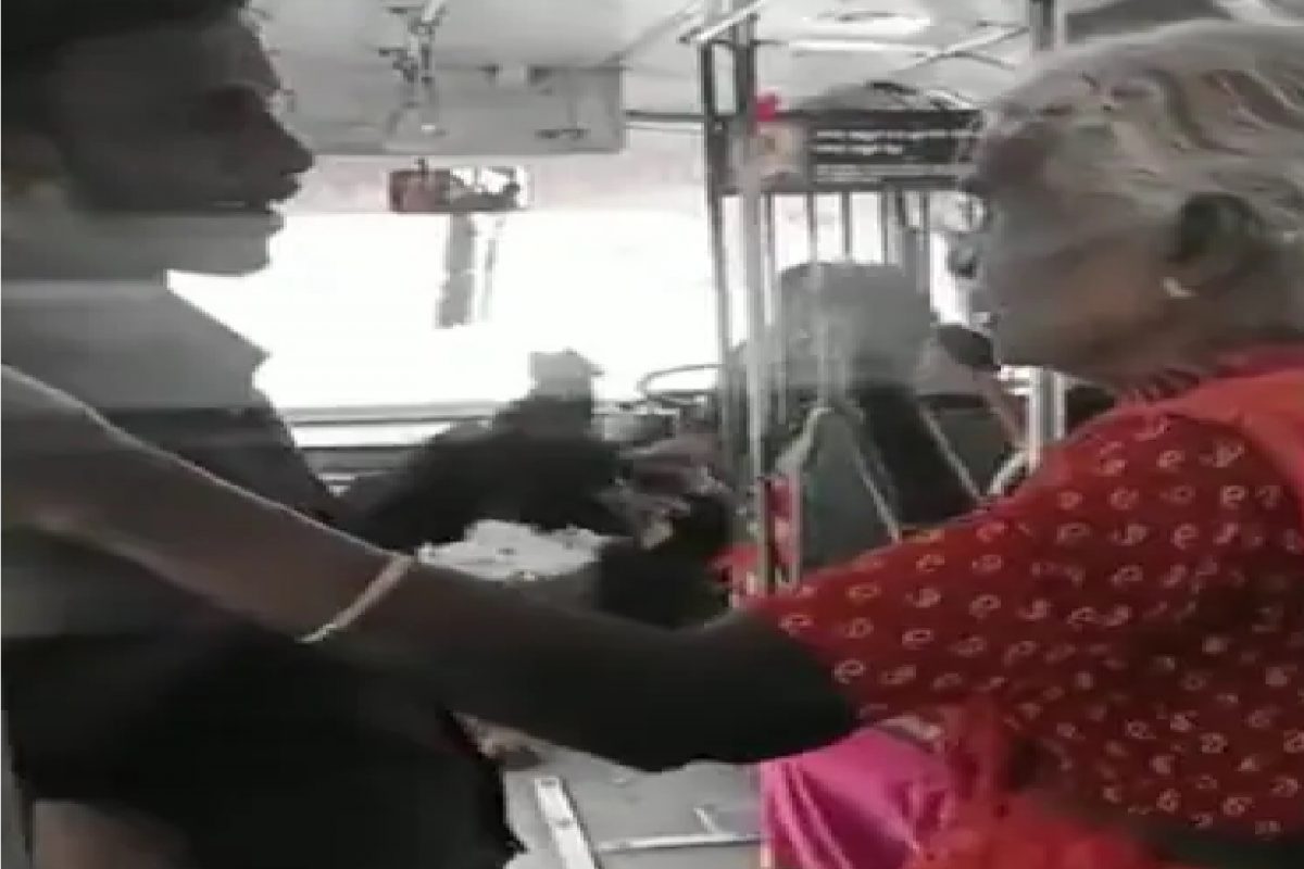 वृद्ध महिलेचा बसमध्ये कंडक्टरसोबत वाद.