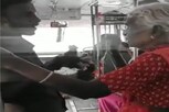 कंडक्टरशी हुज्जत, बसमध्ये आजीबाईने घातला गोंधळ; तरी VIDEO पाहून वाटेल कौतुक